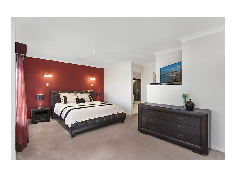 2 Beerwah Street, Pacific Pines QLD 4211