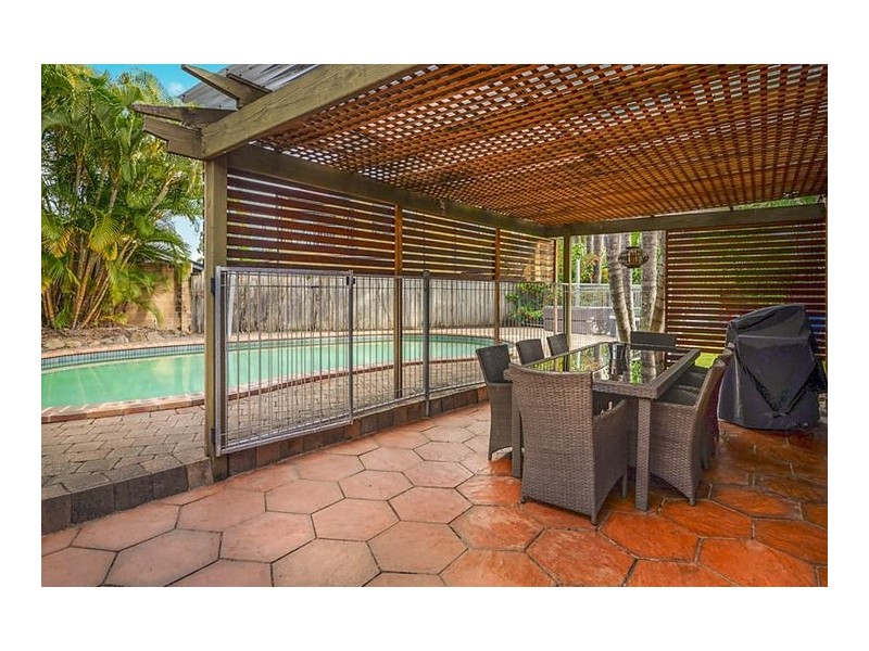 4 Allamanda Grove, Bundall QLD 4217