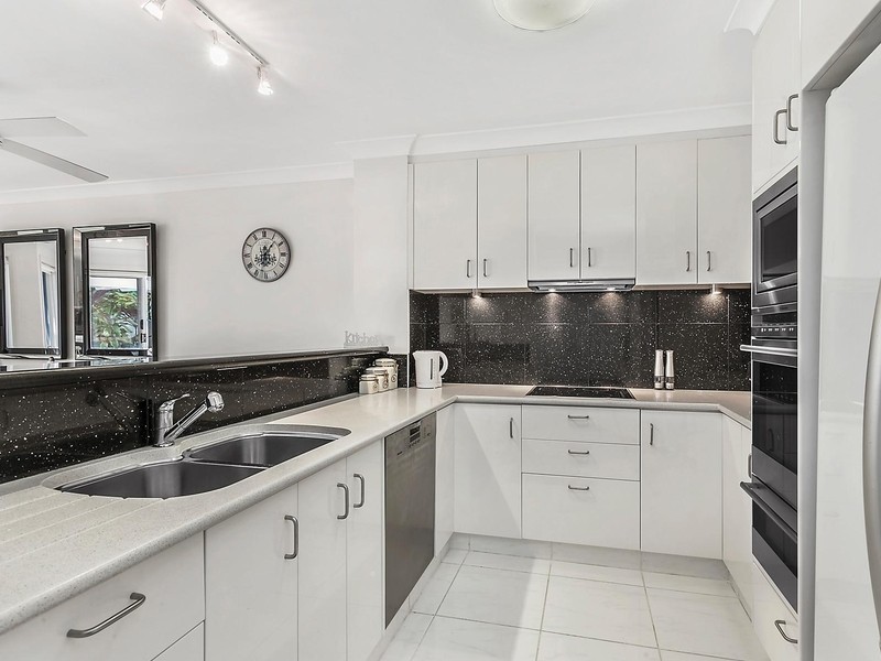 8/100 Cotlew Street East, Southport QLD 4215
