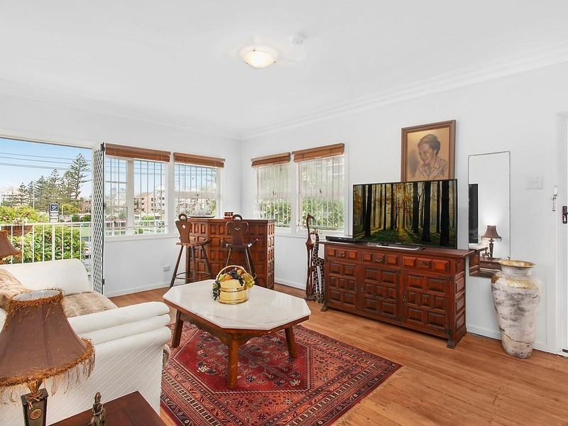 15 Armrick Avenue, Broadbeach QLD 4218