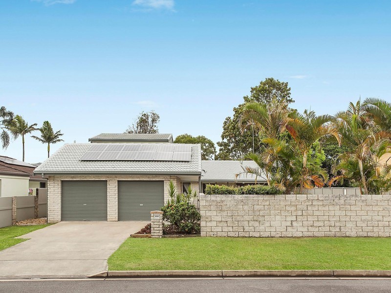 8 Inveray Avenue, Benowa QLD 4217