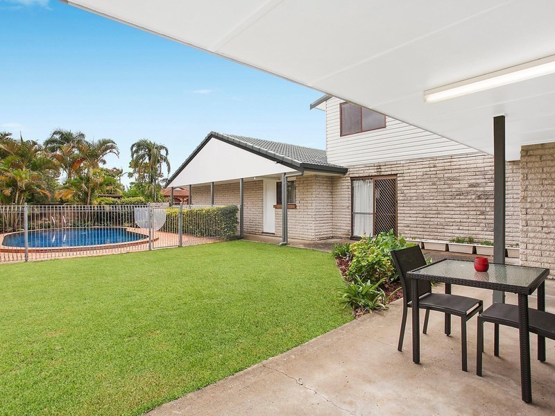8 Inveray Avenue, Benowa QLD 4217