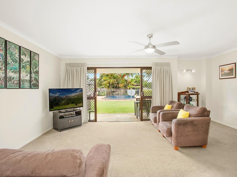 8 Inveray Avenue, Benowa QLD 4217