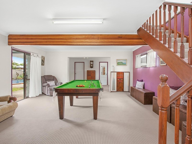 8 Inveray Avenue, Benowa QLD 4217