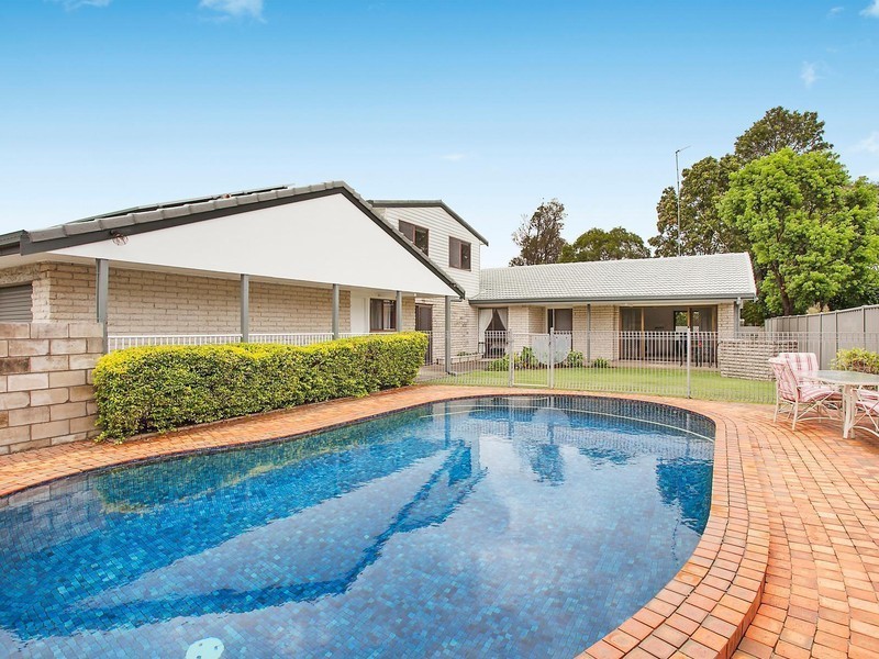 8 Inveray Avenue, Benowa QLD 4217