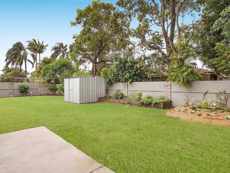 8 Inveray Avenue, Benowa QLD 4217