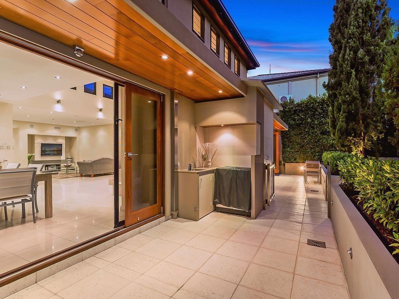 48 Cronin Avenue, Main Beach QLD 4217
