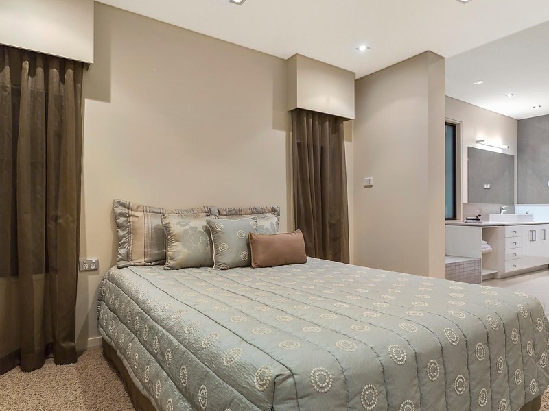 48 Cronin Avenue, Main Beach QLD 4217