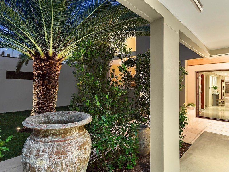 48 Cronin Avenue, Main Beach QLD 4217