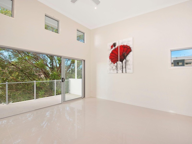 2/87 Pohlman Street, Southport QLD 4215