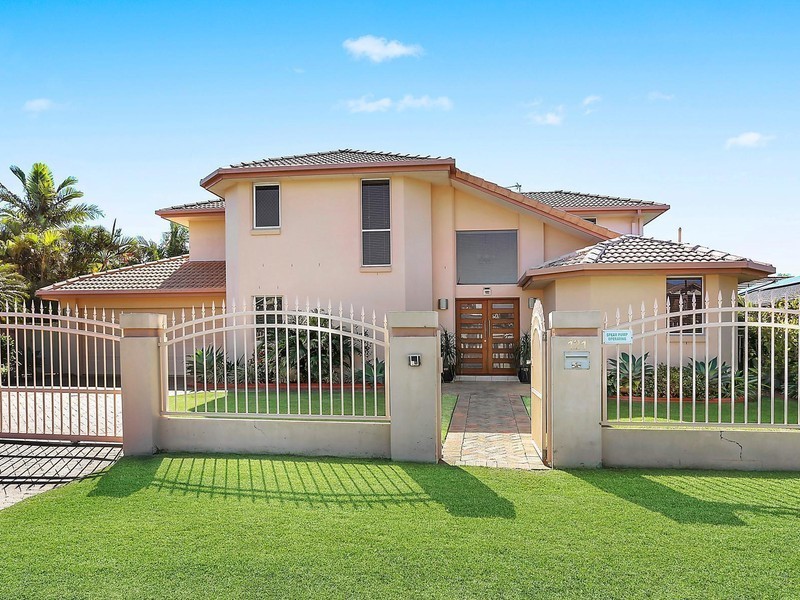 121 Santa Cruz Boulevard, Clear Island Waters QLD 4226