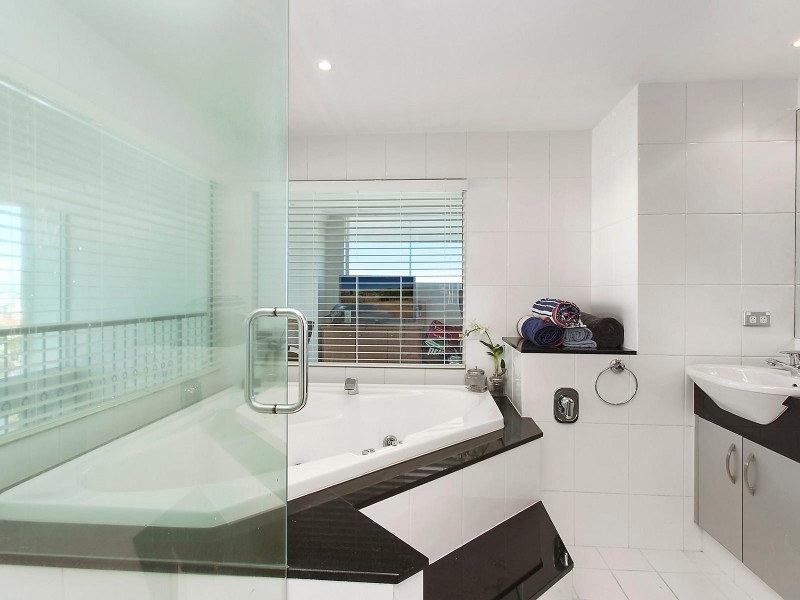 1403/182 Marine Parade, Labrador QLD 4215