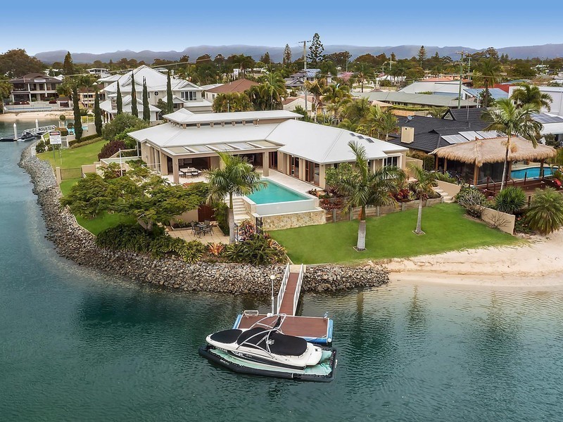 17 Meredith Drive, Broadbeach Waters QLD 4218