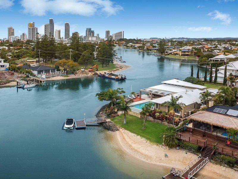 17 Meredith Drive, Broadbeach Waters QLD 4218
