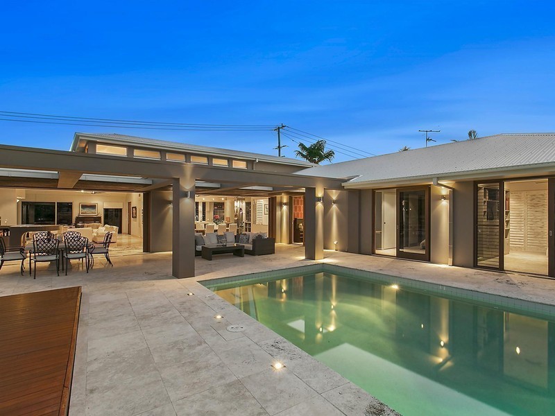 17 Meredith Drive, Broadbeach Waters QLD 4218
