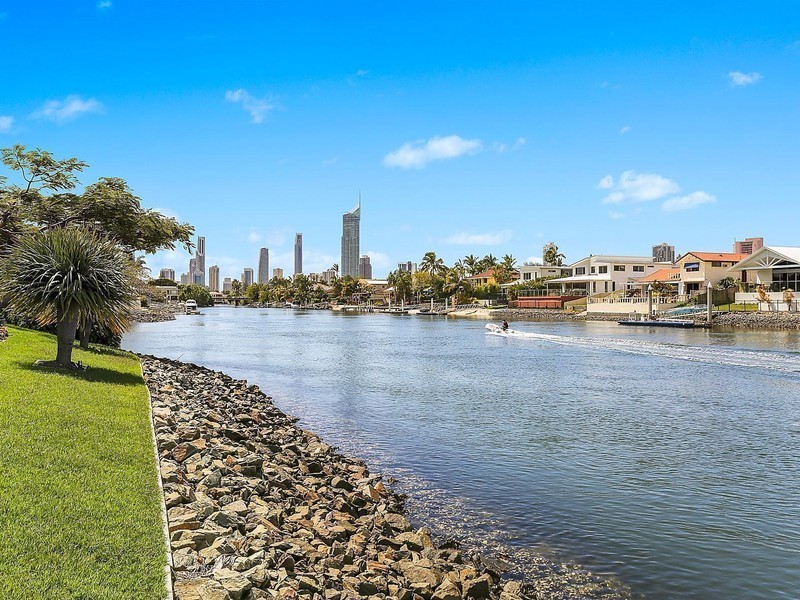 17 Meredith Drive, Broadbeach Waters QLD 4218
