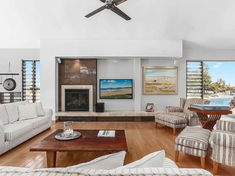 17 Meredith Drive, Broadbeach Waters QLD 4218