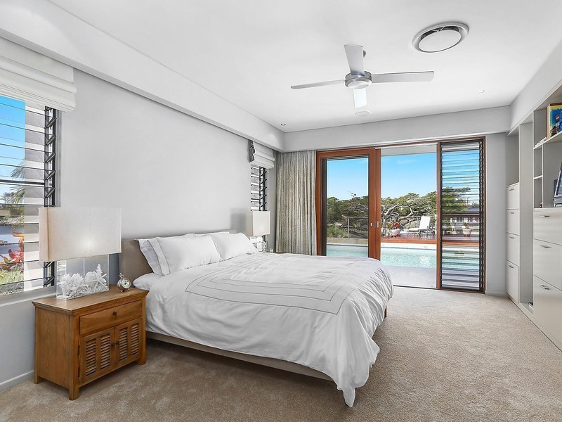 17 Meredith Drive, Broadbeach Waters QLD 4218