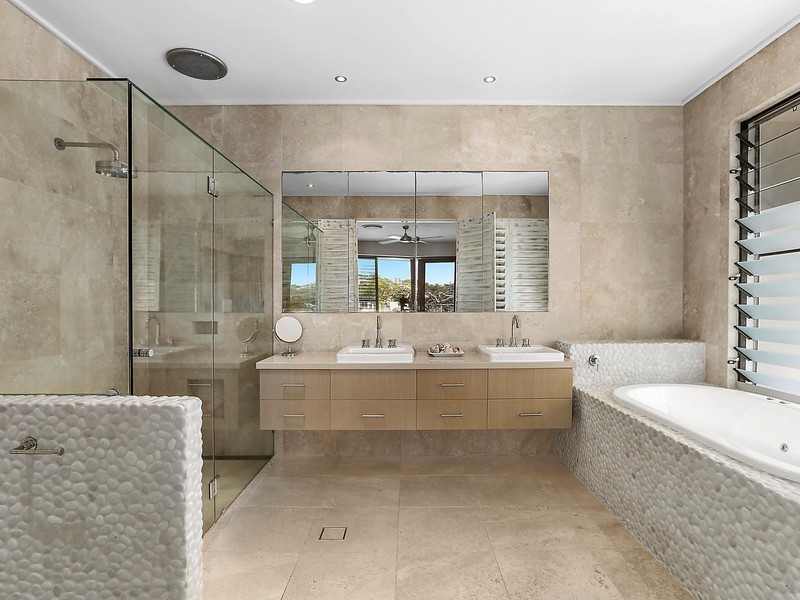 17 Meredith Drive, Broadbeach Waters QLD 4218