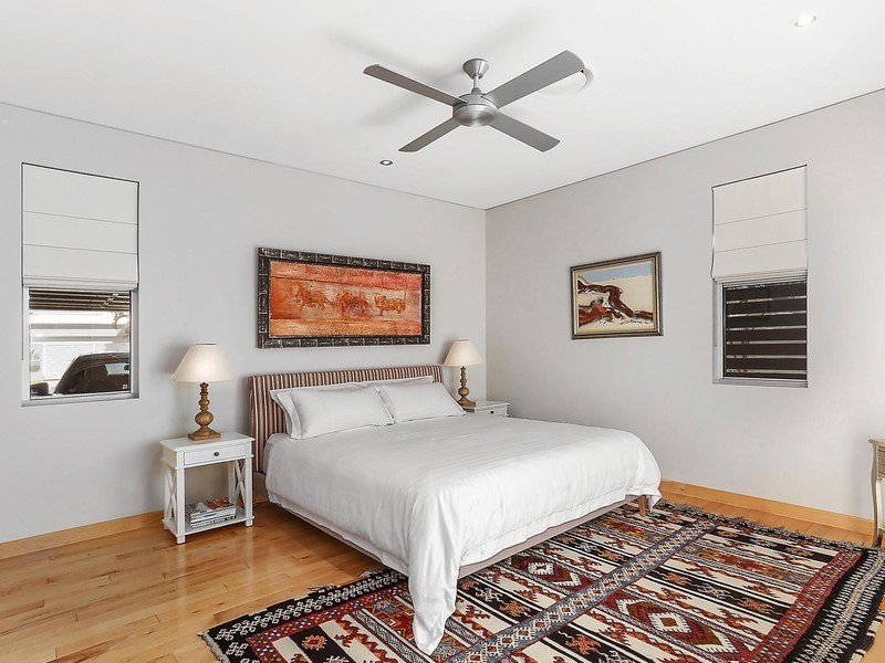 17 Meredith Drive, Broadbeach Waters QLD 4218