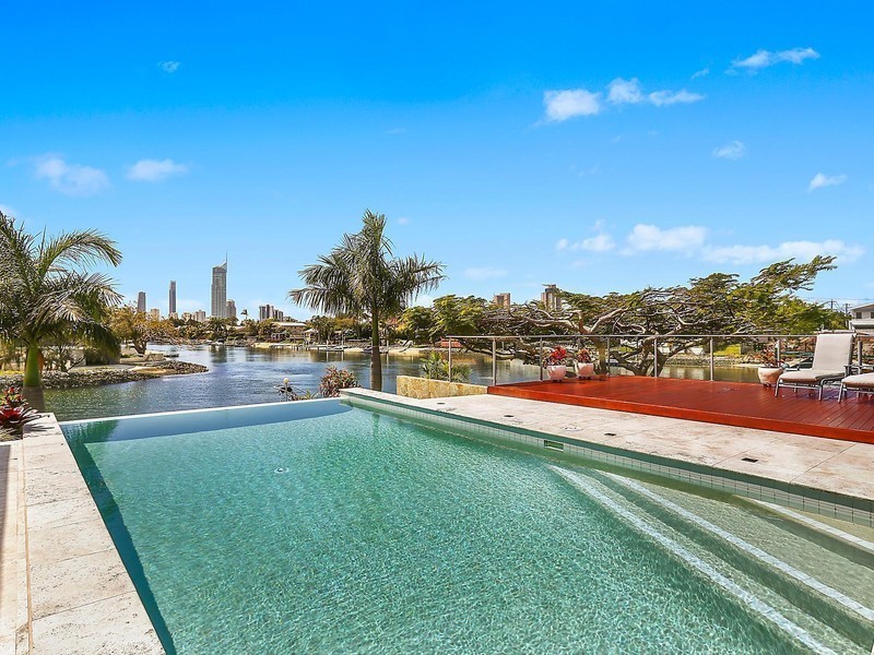 17 Meredith Drive, Broadbeach Waters QLD 4218