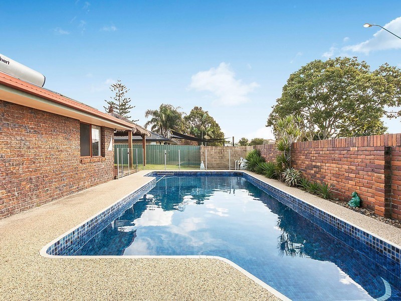 1 Southerly Street, Mermaid Waters QLD 4218