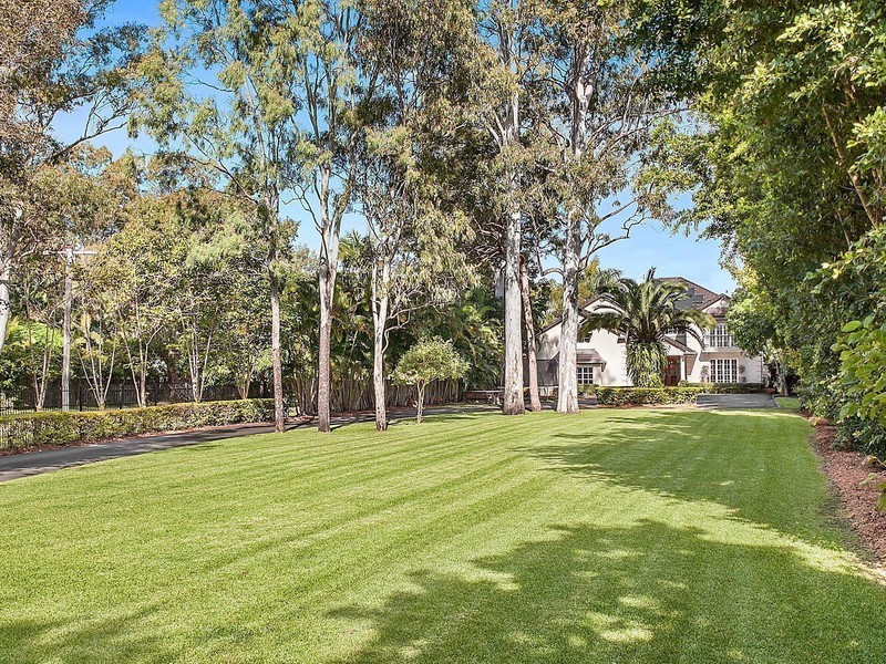 110 Crescent Avenue, Hope Island QLD 4212