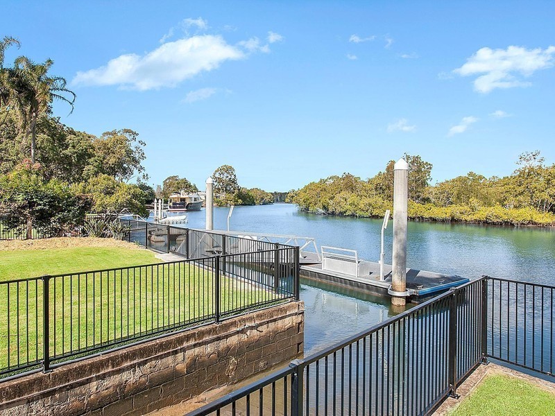 110 Crescent Avenue, Hope Island QLD 4212