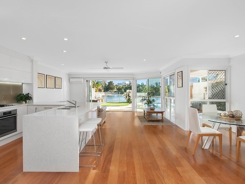 2/195 Stanhill Drive, Chevron Island QLD 4217