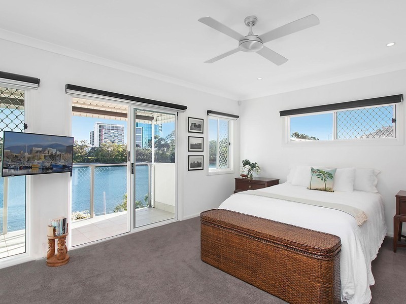 2/195 Stanhill Drive, Chevron Island QLD 4217