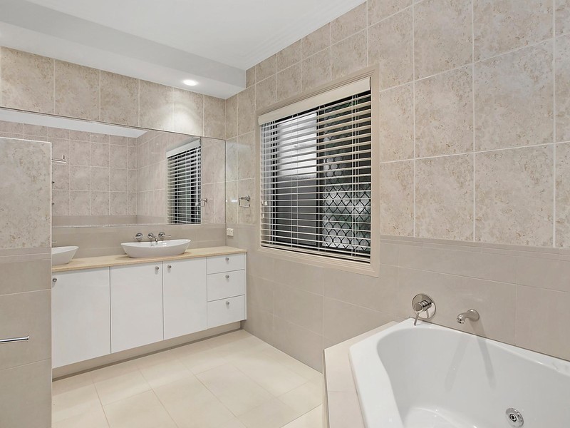 30 Deborah Avenue, Benowa Waters QLD 4217