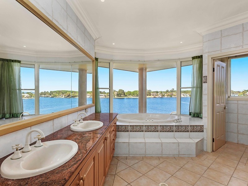 31 Pilot Court, Mermaid Waters QLD 4218