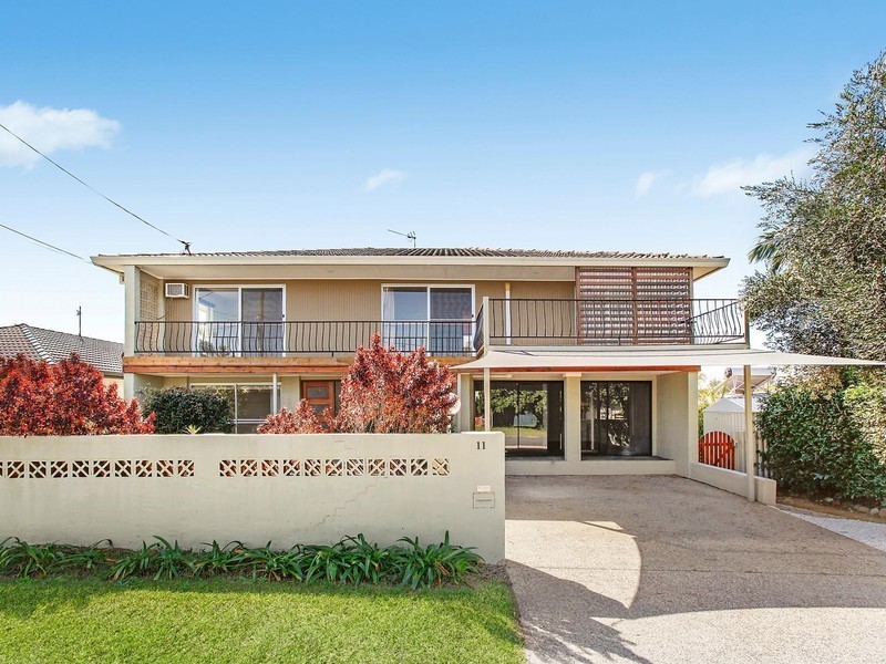 11 Robin Avenue, Paradise Point QLD 4216