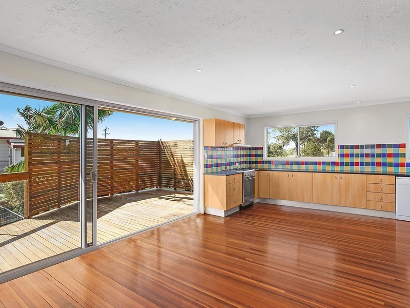 11 Robin Avenue, Paradise Point QLD 4216