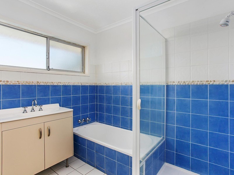 11 Robin Avenue, Paradise Point QLD 4216