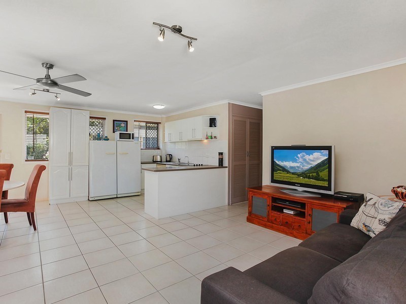 4/11 Rosewood Avenue, Broadbeach QLD 4218