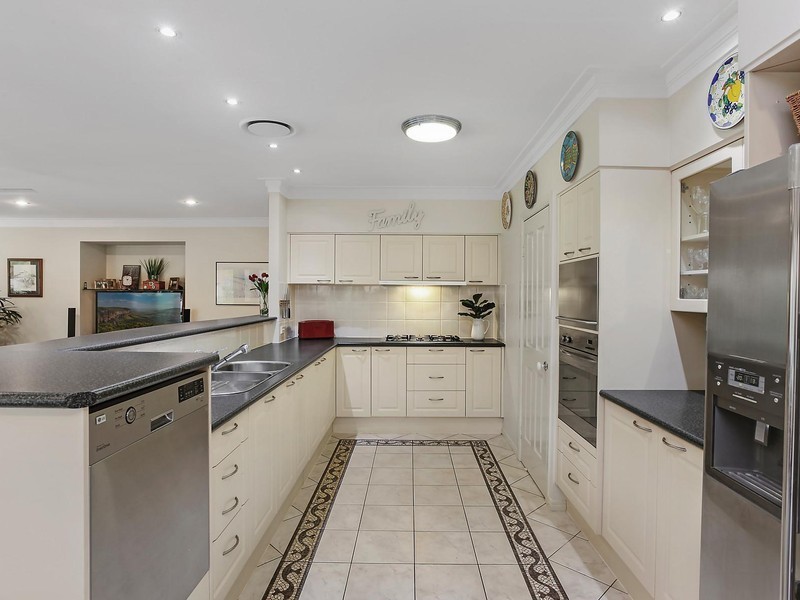 27 Chichester Drive, Arundel QLD 4214