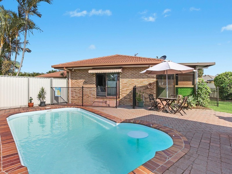 6 Skirmish Court, Mermaid Waters QLD 4218