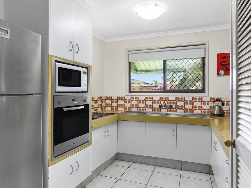 6 Skirmish Court, Mermaid Waters QLD 4218