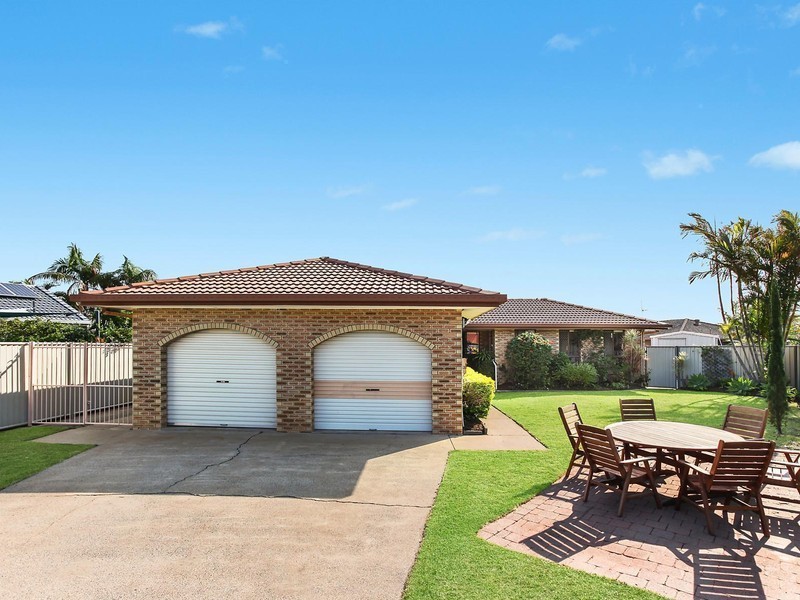 6 Skirmish Court, Mermaid Waters QLD 4218