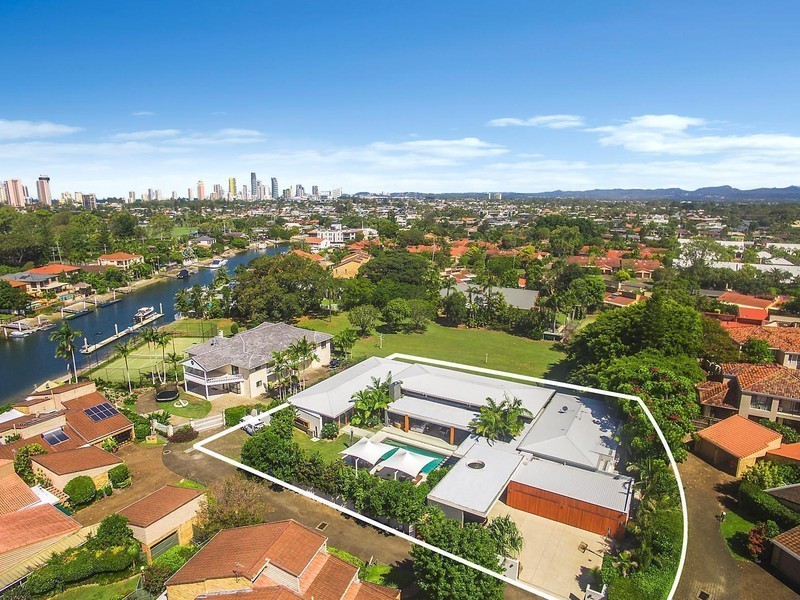 33 Vespa Crescent, Isle Of Capri QLD 4217