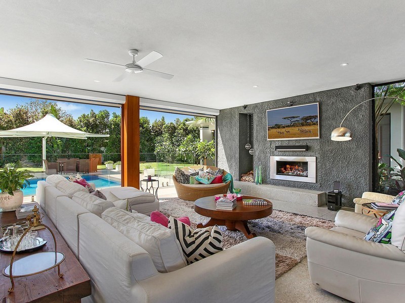 33 Vespa Crescent, Isle Of Capri QLD 4217