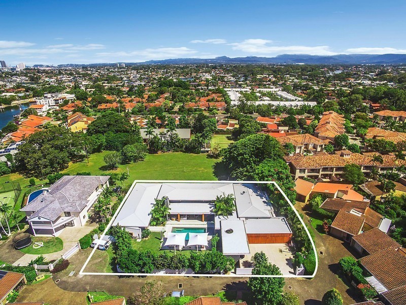 33 Vespa Crescent, Isle Of Capri QLD 4217