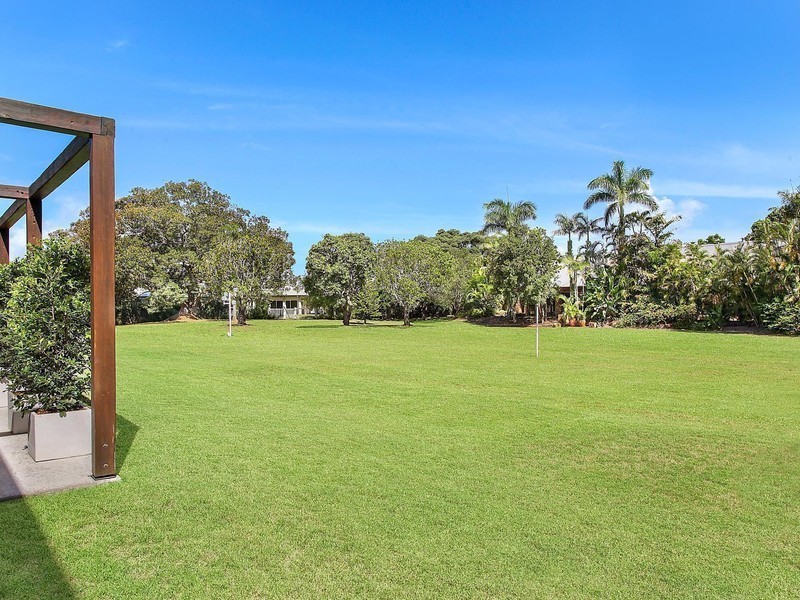 33 Vespa Crescent, Isle Of Capri QLD 4217