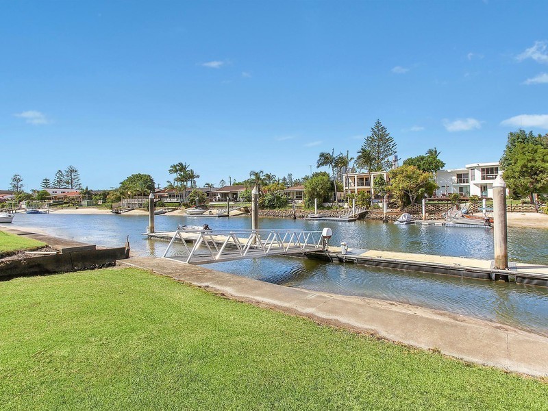 33 Vespa Crescent, Isle Of Capri QLD 4217