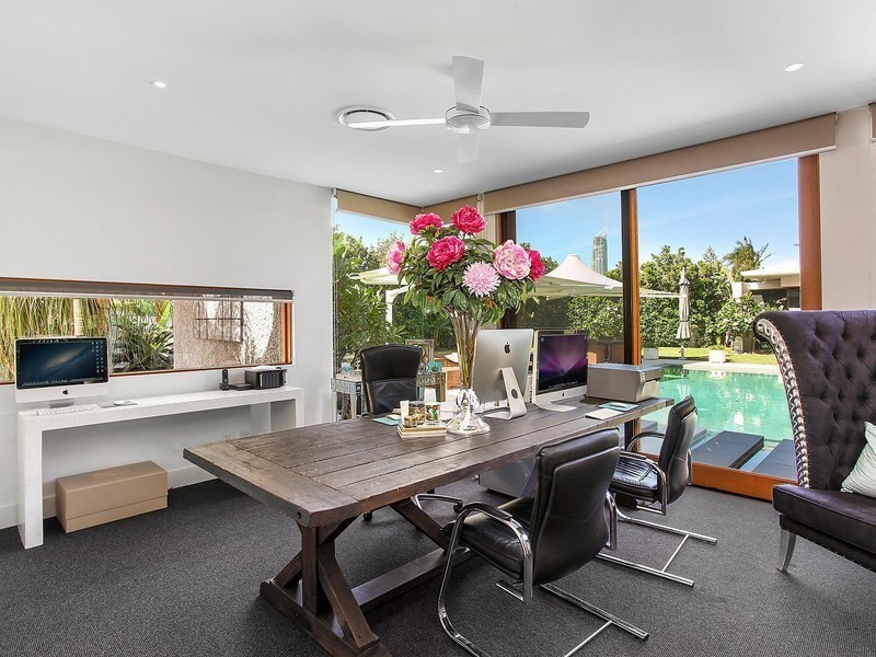 33 Vespa Crescent, Isle Of Capri QLD 4217