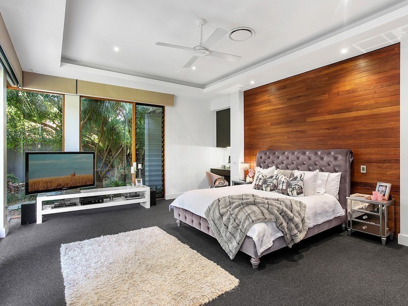 33 Vespa Crescent, Isle Of Capri QLD 4217