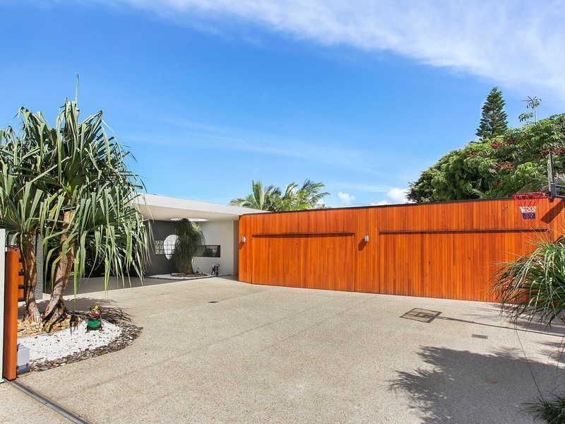 33 Vespa Crescent, Isle Of Capri QLD 4217