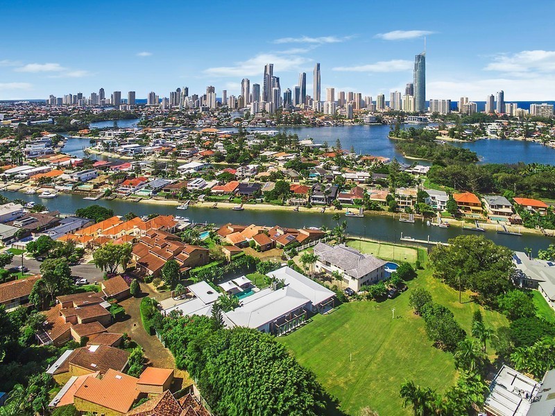 33 Vespa Crescent, Isle Of Capri QLD 4217