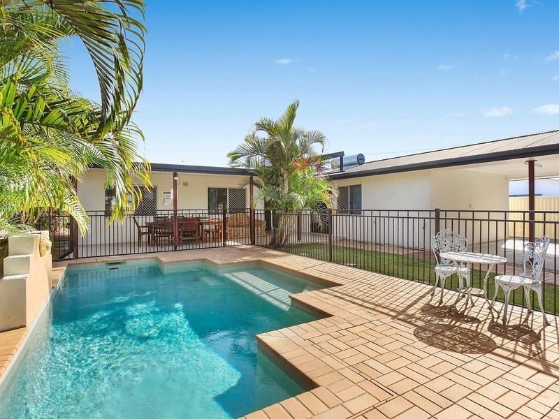 66 Poinciana Boulevard, Broadbeach Waters QLD 4218
